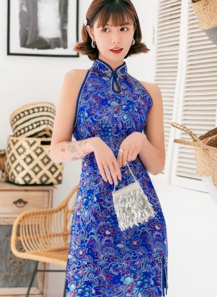 Cheongsam Corto Azul Royal con Motivos de Cachemira Multicolor Cuello Mandarin Sin Mangas