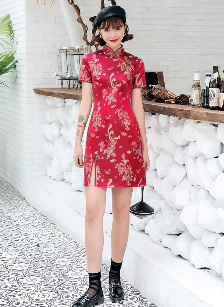 Cheongsam Corto Burdeos de Saten con Motivos de Dragon y Fenix Cuello Mandarin y Mangas Cortas