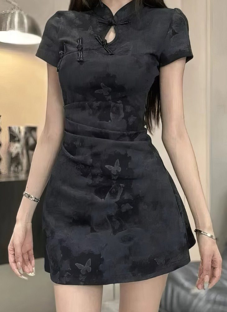 Cheongsam Corto con Motivos de Mariposas Cuello Mandarin y Mangas Cortas