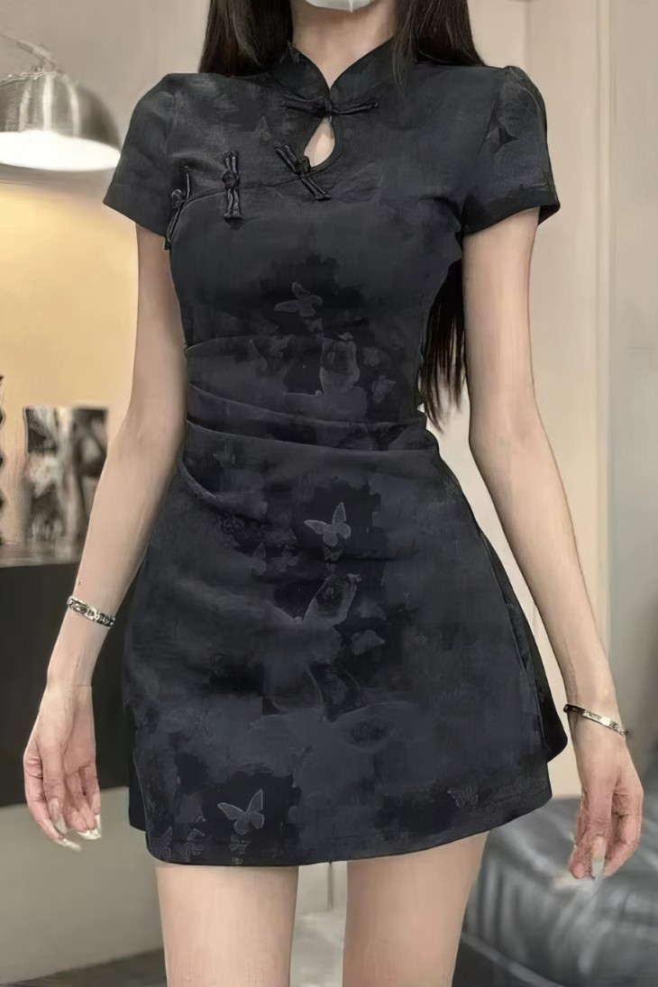 Cheongsam Corto con Motivos de Mariposas Cuello Mandarin y Mangas Cortas