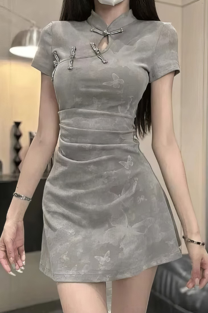 Cheongsam corto gris con motivos de mariposas, cuello mandarin y mangas cortas, detalle de cierre tradicional en el pecho