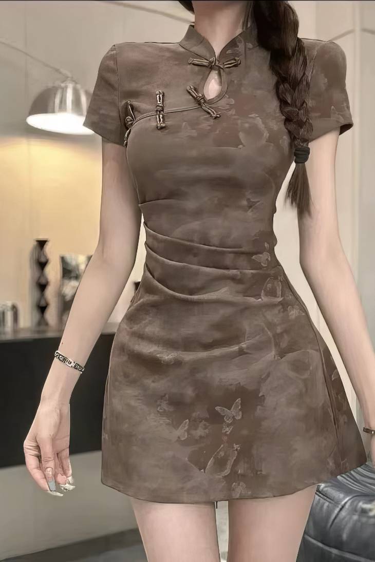 Cheongsam corto marrón con motivos de mariposas, cuello mandarín y mangas cortas, detalle de cierre tradicional chino