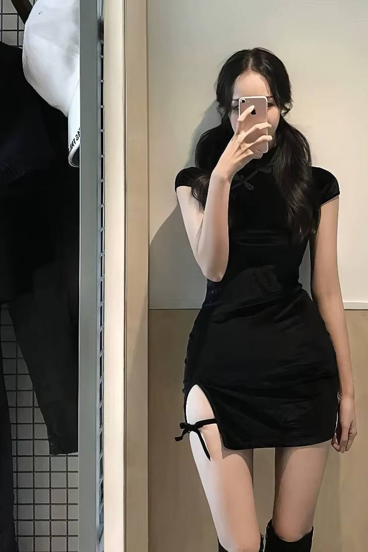 Cheongsam corto de terciopelo negro con abertura lateral y cuello mandarin, vista frontal con detalle de la abertura y la forma ajustada