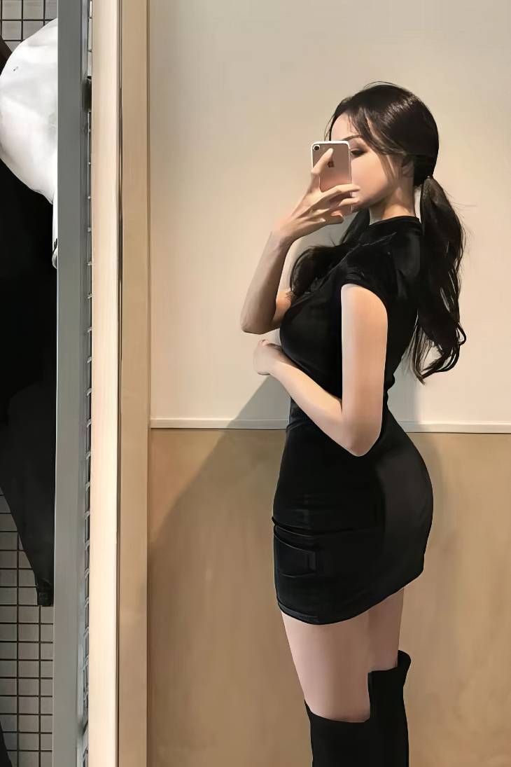 Cheongsam corto de terciopelo negro con abertura lateral y cuello mandarin visto de perfil