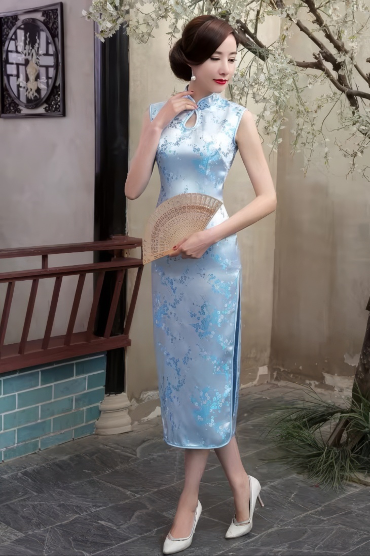 Cheongsam Largo Azul Cielo de Saten con Motivos Florales Delicados Sin Mangas y Cuello Mandarin