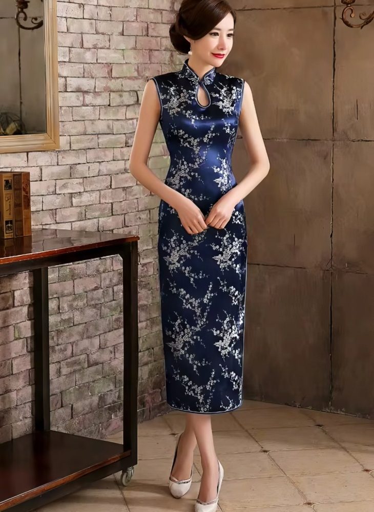 Cheongsam Largo Azul Marino de Saten con Motivos Florales Plateados Sin Mangas y Cuello Mandarin