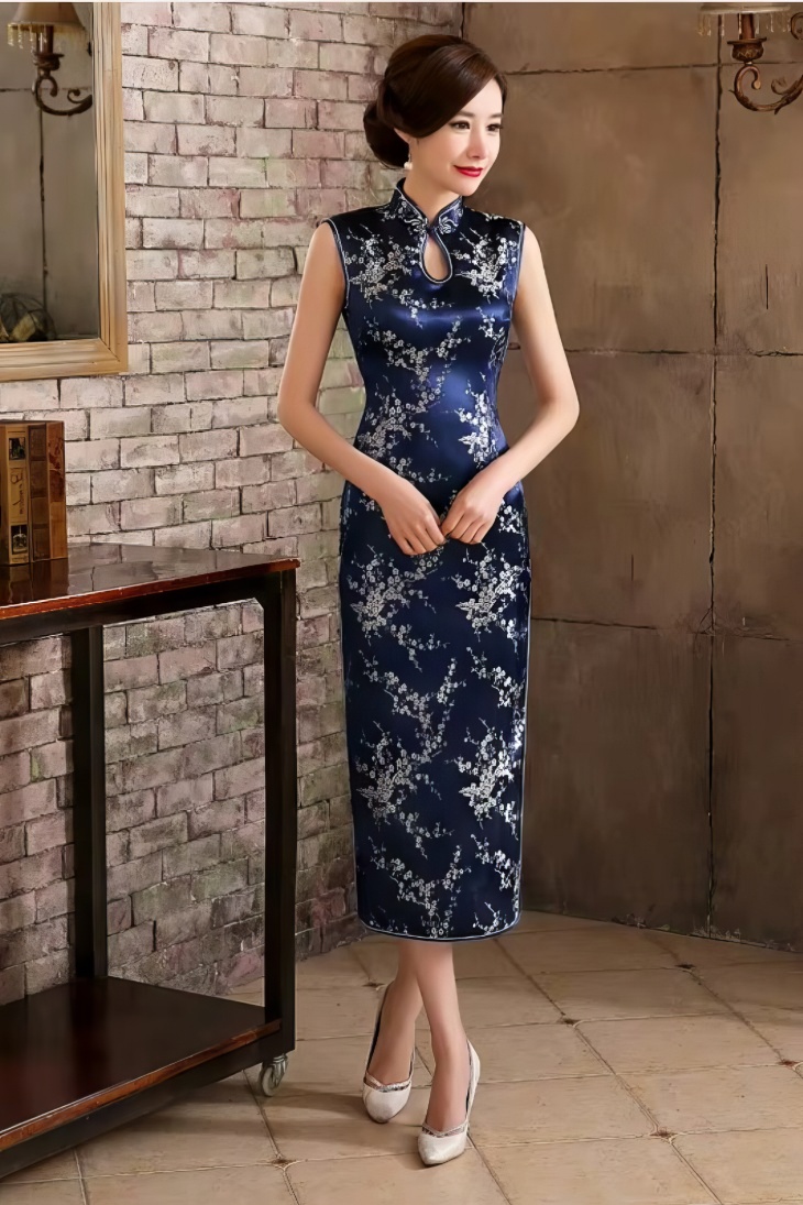 Cheongsam Largo Azul Marino de Saten con Motivos Florales Plateados Sin Mangas y Cuello Mandarin