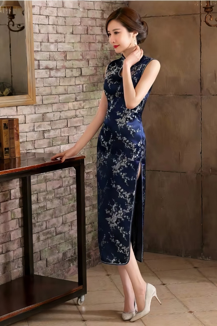 Cheongsam largo azul marino de satén con motivos florales plateados sin mangas y cuello mandarin vista lateral con abertura en la falda