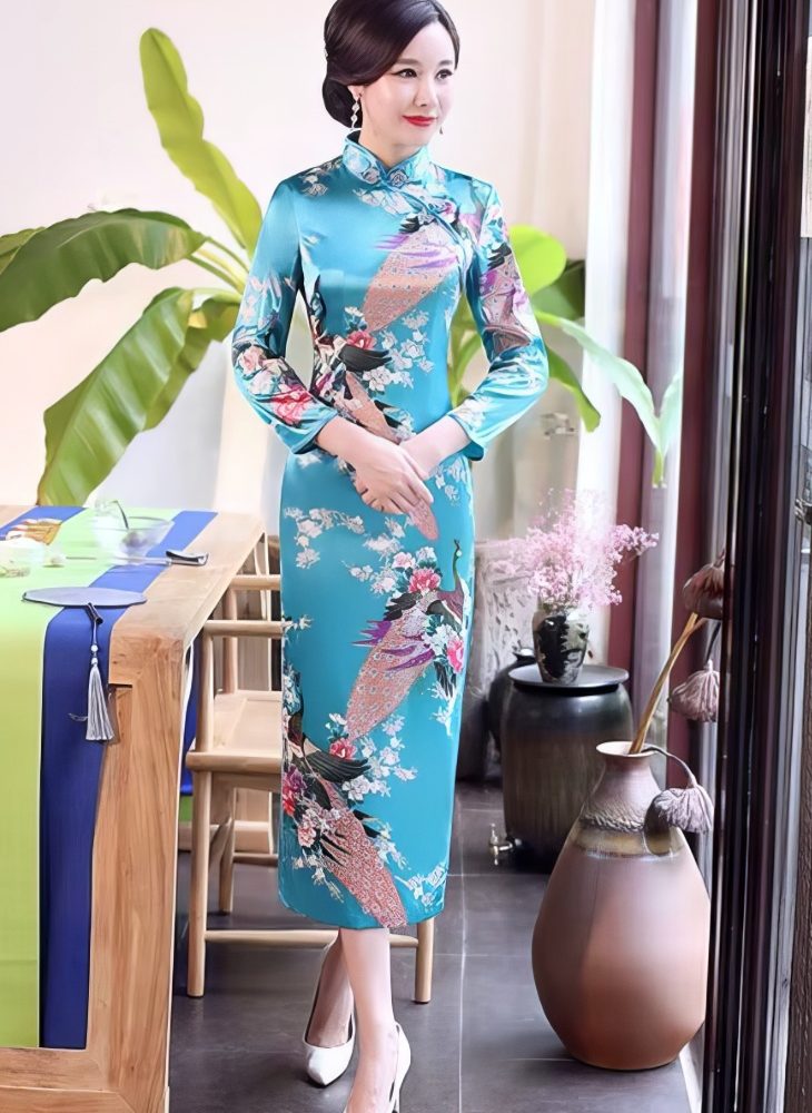Cheongsam Largo Azul Turquesa de Saten con Motivos de Pavo Real y Flores Mangas Largas y Cuello Mandarin