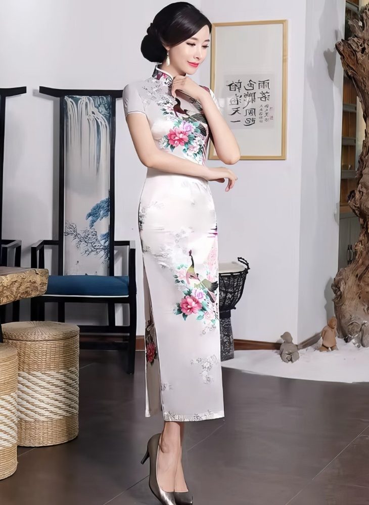 Cheongsam Largo Blanco de Saten con Motivos de Pavo Real y Peonias Mangas Cortas y Cuello Mandarin