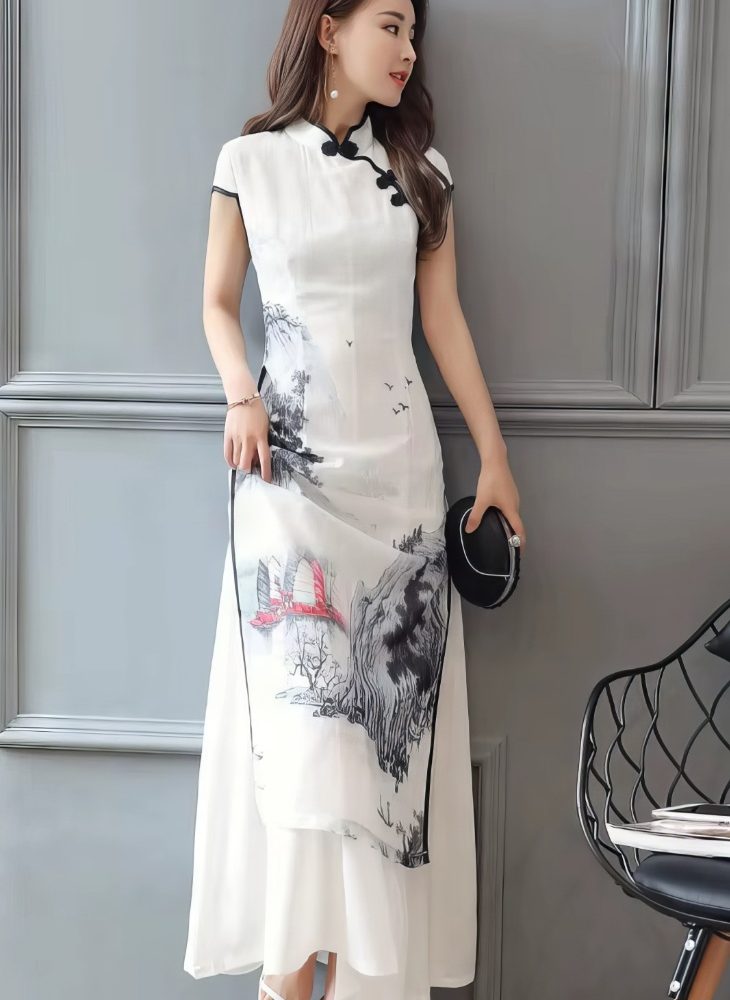 Cheongsam Largo Blanco de Seda con Motivos de Pintura en Tinta China Mangas Cortas y Cuello Mandarin