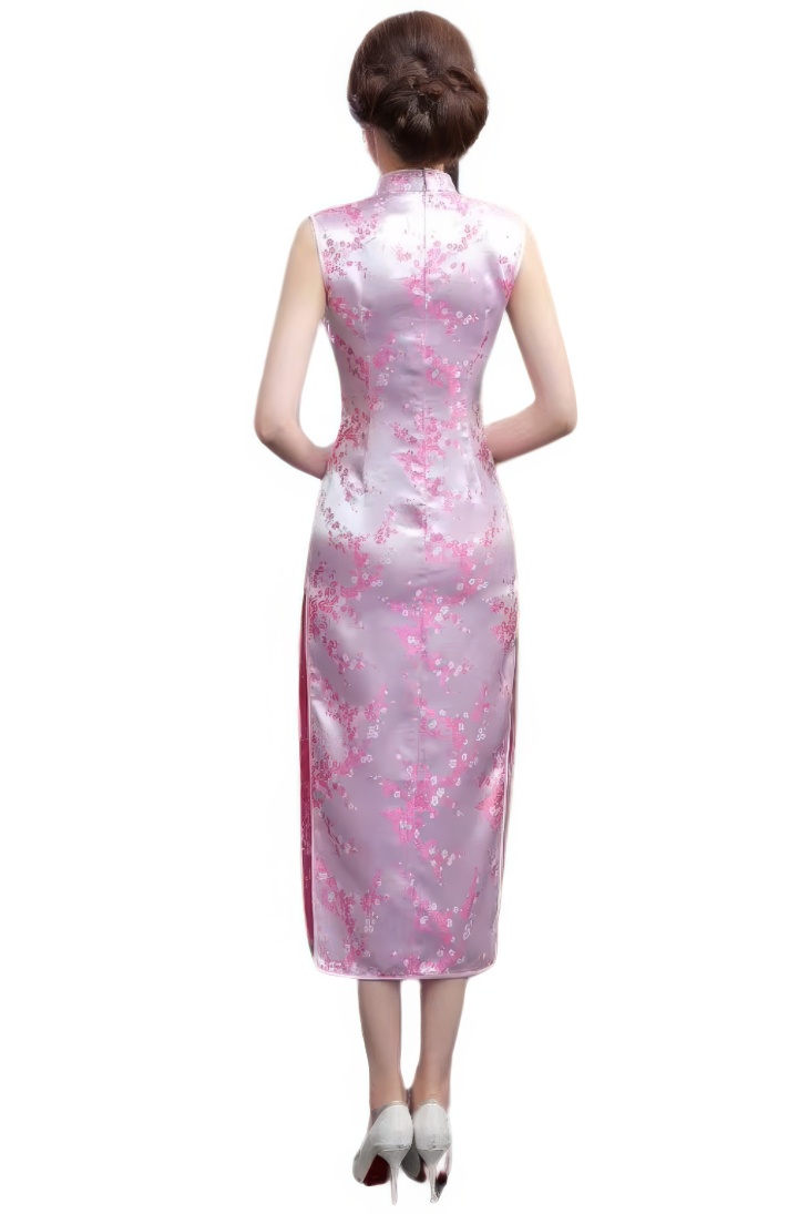 Vista trasera del cheongsam largo blanco con motivos de flor de ciruelo rosa, abertura burdeos, sin mangas y cuello mandarin