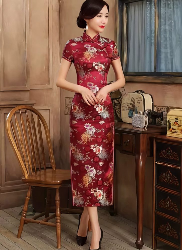 Cheongsam Largo Burdeos de Saten con Motivos de Crisantemos y Flores Doradas Mangas Cortas y Cuello Mandarin