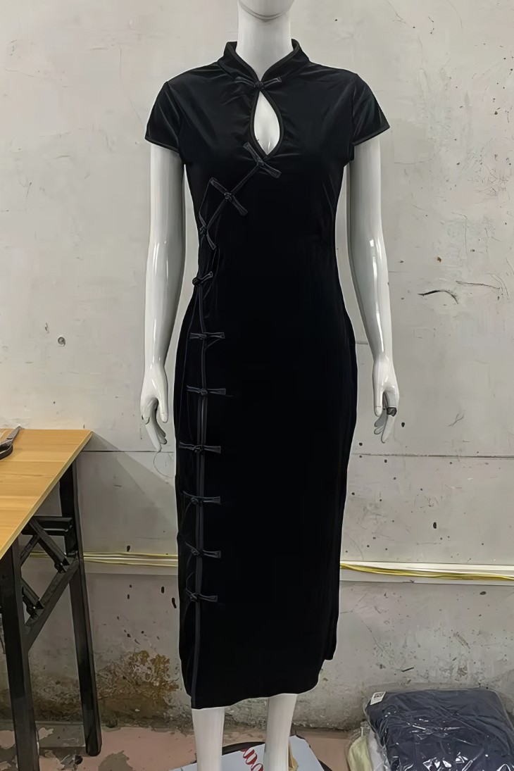Cheongsam largo negro con botones laterales, cuello mandarin y mangas cortas en tela lisa