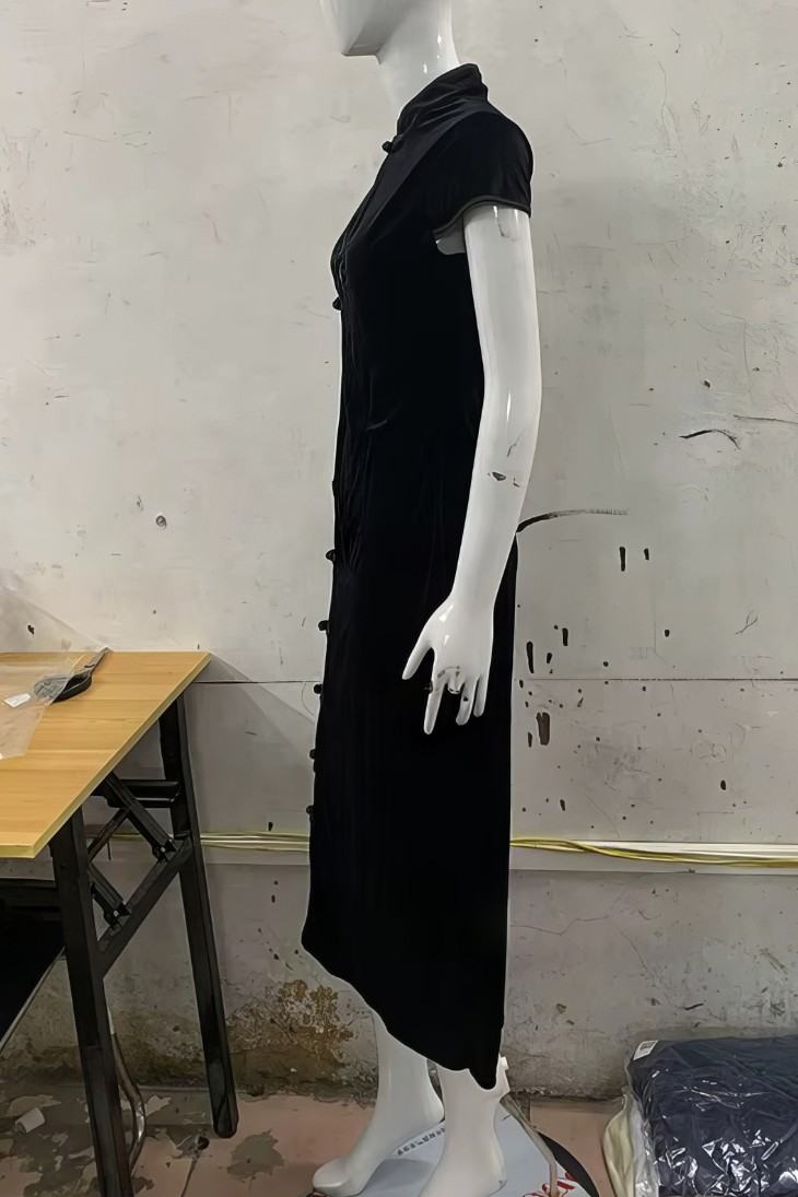 Cheongsam largo negro con botones laterales, cuello mandarin y mangas cortas vista lateral en maniquí