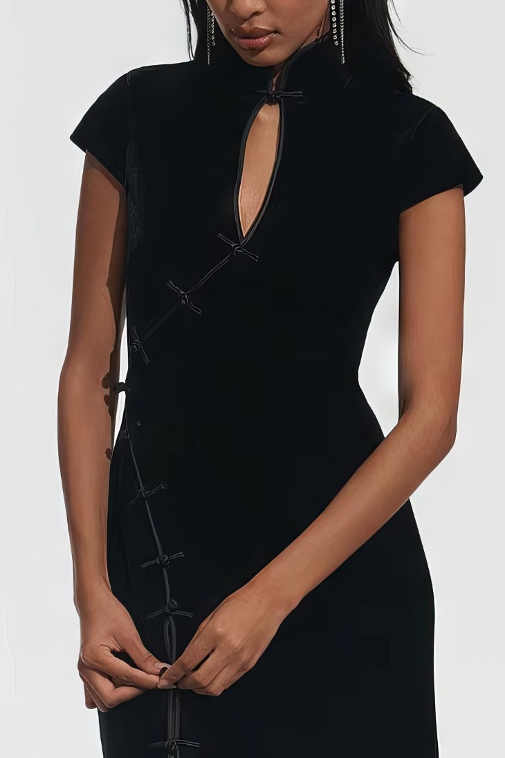 Cheongsam largo negro con botones laterales, cuello mandarin y mangas cortas detalle frontal