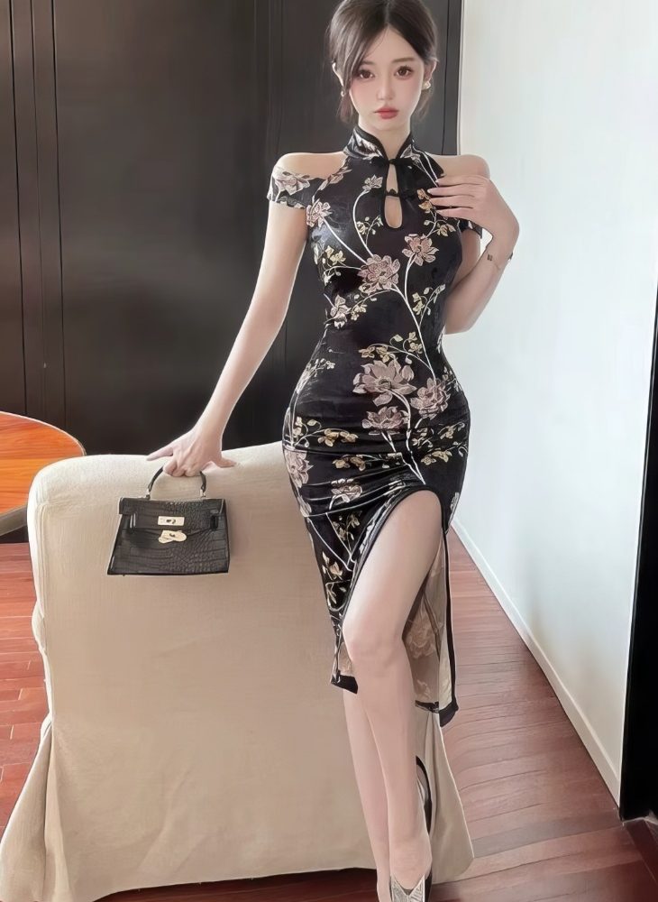 Cheongsam Largo Negro con Motivos Florales Dorados Hombros Descubiertos y Abertura Lateral
