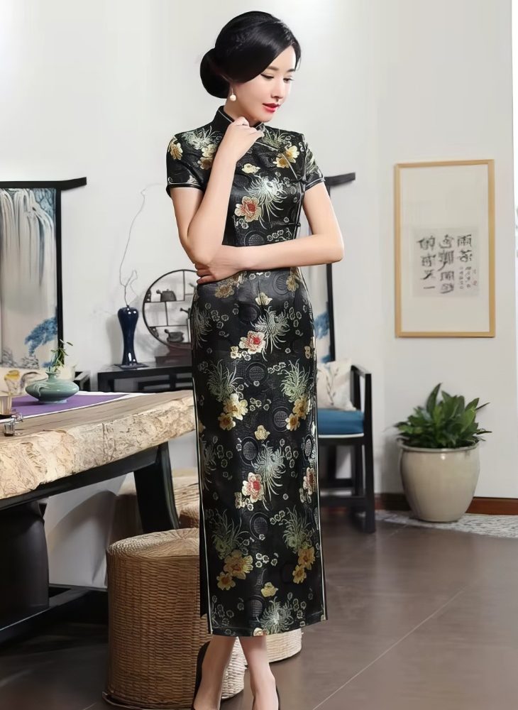 Cheongsam Largo Negro de Saten con Motivos de Crisantemos y Flores Doradas Mangas Cortas y Cuello Mandarin