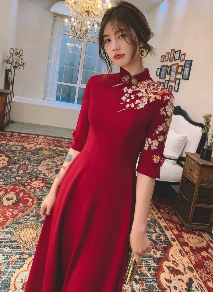 Cheongsam Largo Rojo con Bordados Florales en el Hombro Mangas Tres Cuartos y Cuello Mandarin