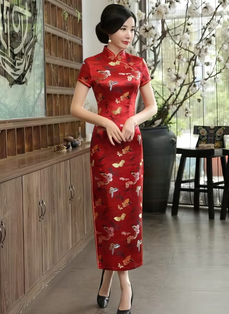 Cheongsam Largo Rojo de Saten con Motivos de Mariposas y Nubes Dorados Mangas Cortas y Cuello Mandarin