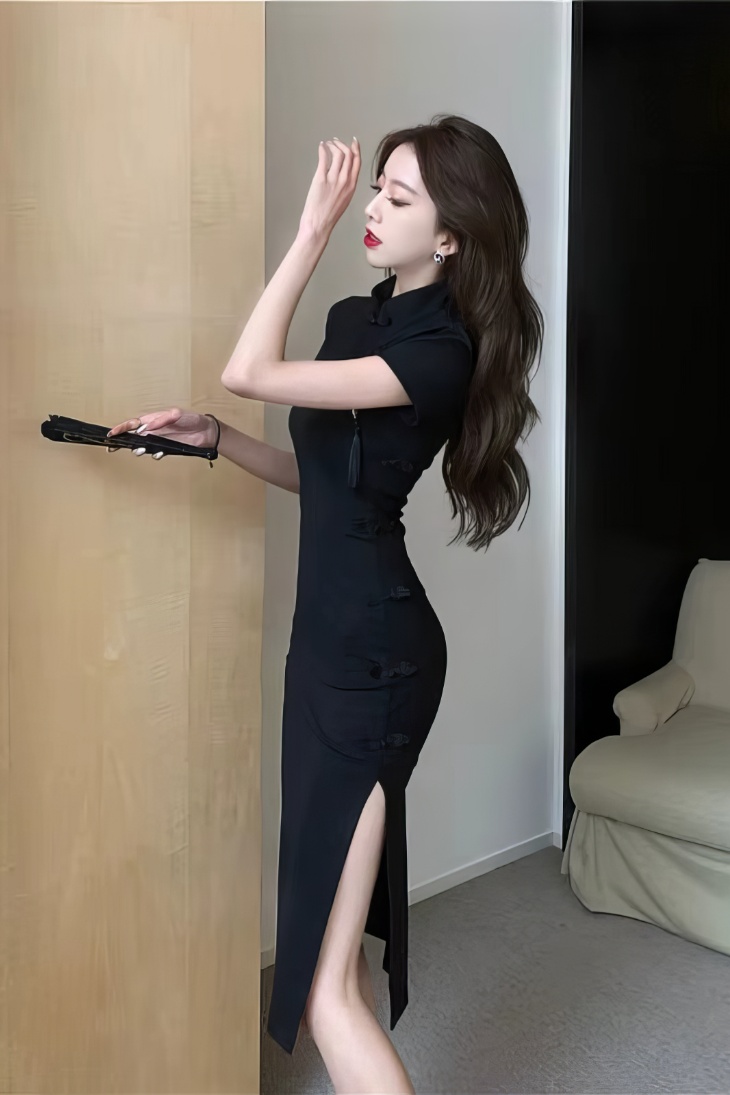 Cheongsam midi negro liso con cuello mandarin ajustado y mangas cortas vista lateral con abertura en la falda