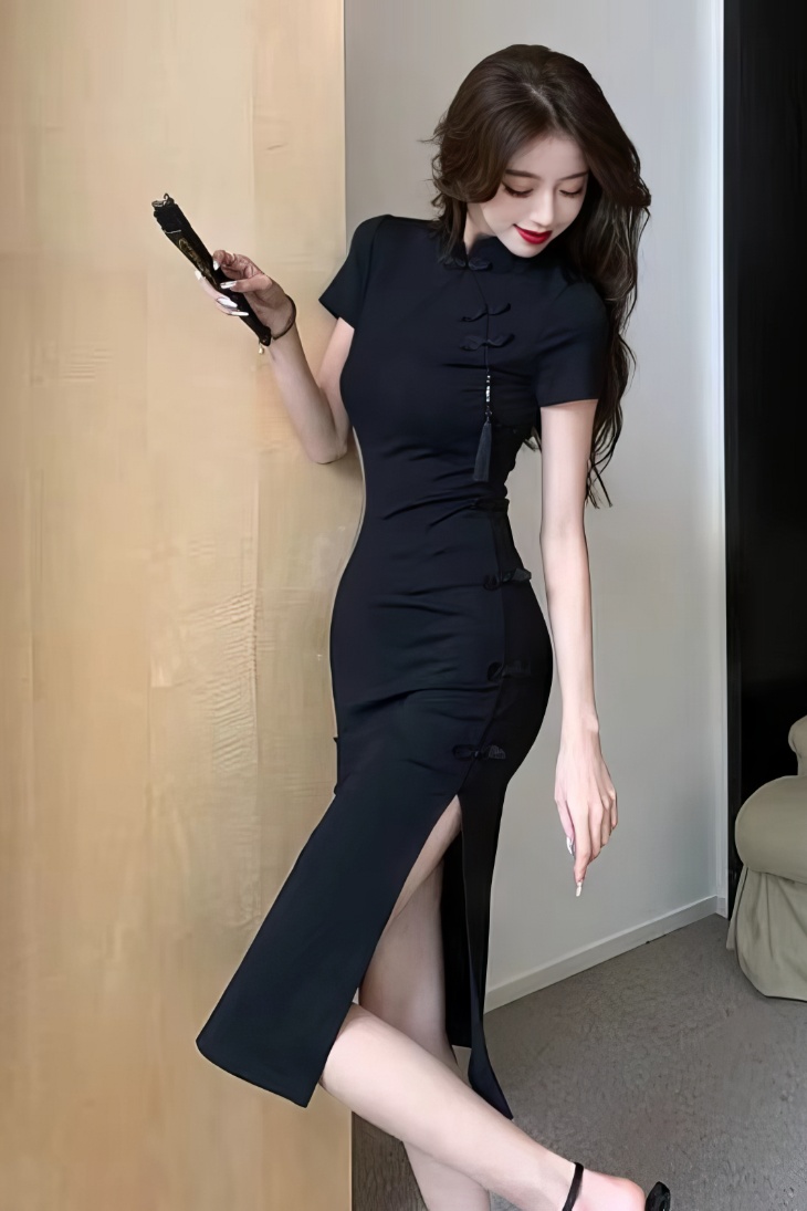 Cheongsam Midi Negro Liso con Cuello Mandarin Ajustado y Mangas Cortas