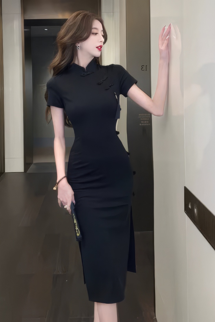 Cheongsam midi negro liso con cuello mandarin ajustado y mangas cortas vista lateral