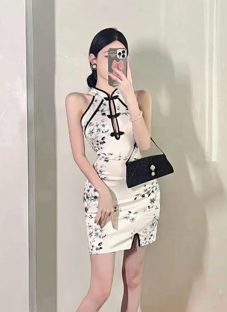 Cheongsam Mini Blanco con Motivos Florales en Tinta China Cuello Halter y Sin Mangas