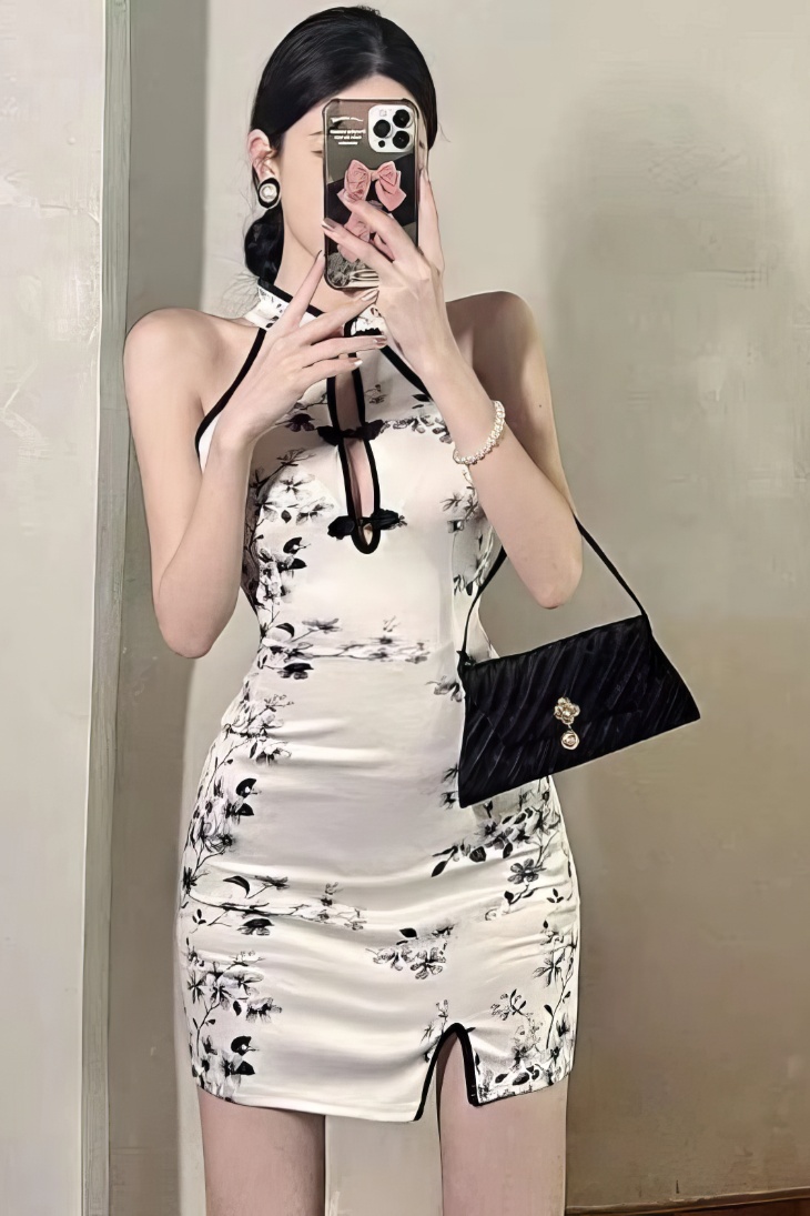 Cheongsam mini blanco con motivos florales en tinta china, cuello halter y sin mangas, detalle del corte lateral con abertura