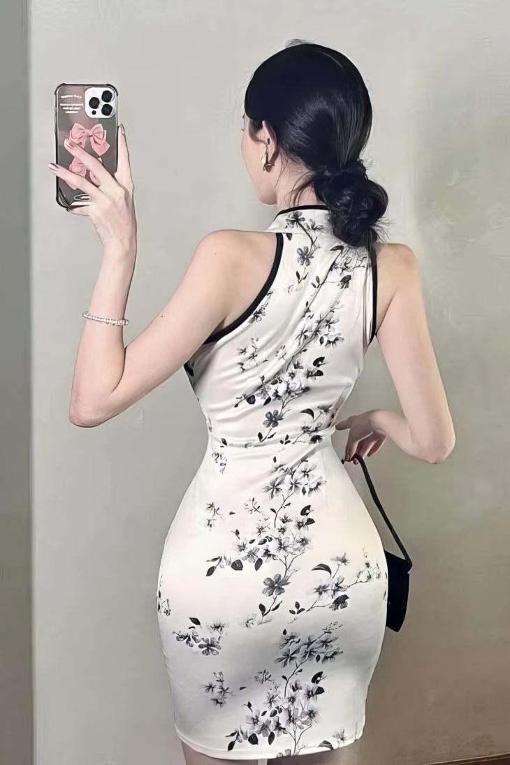 Cheongsam mini blanco con motivos florales en tinta china, cuello halter y sin mangas, vista trasera