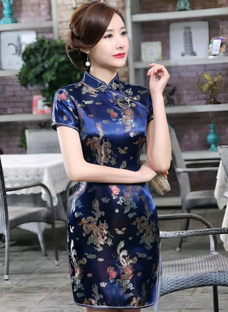 Qipao Corto Azul Marino de Saten con Motivos de Dragon y Fenix Cuello Mandarin Tallas Grandes