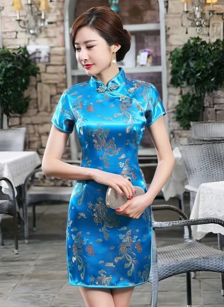 Qipao Corto Azul Turquesa de Saten con Motivos de Dragon y Fenix Cuello Mandarin Tallas Grandes