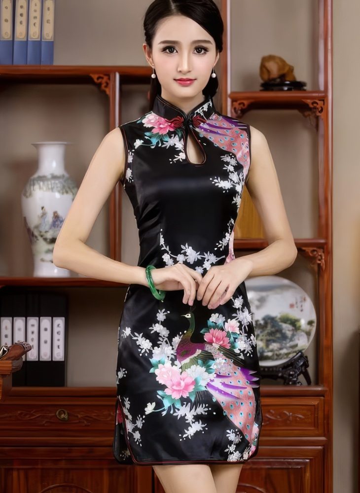 Qipao Corto de Saten con Motivos de Pavo Real y Flores Cuello Mandarin Sin Mangas