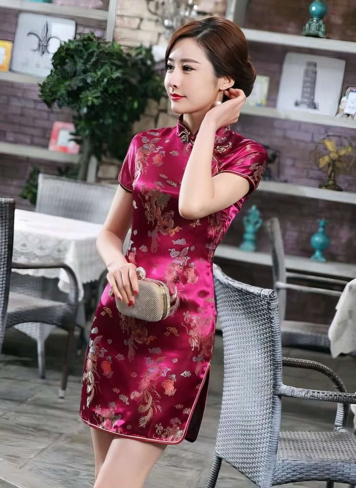 Qipao Corto Fucsia de Saten con Motivos de Dragon y Fenix Dorado Cuello Mandarin Tallas Grandes