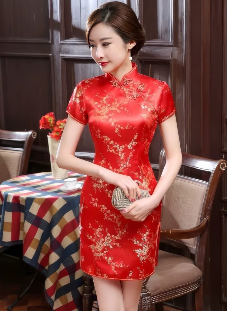 Qipao Corto Rojo de Saten con Motivos Florales Dorados Cuello Mandarin Tallas Grandes