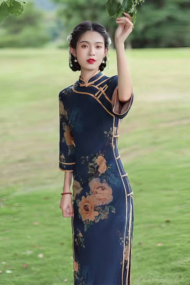 Qipao largo azul oscuro con motivos florales vintage, mangas tres cuartos y cuello mandarin, detalle lateral con ribetes dorados