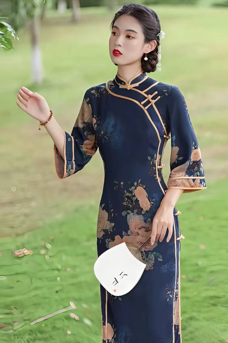 Qipao largo azul marino con motivos florales vintage, mangas tres cuartos y cuello mandarin, detalle de bordado floral en la manga y costuras doradas