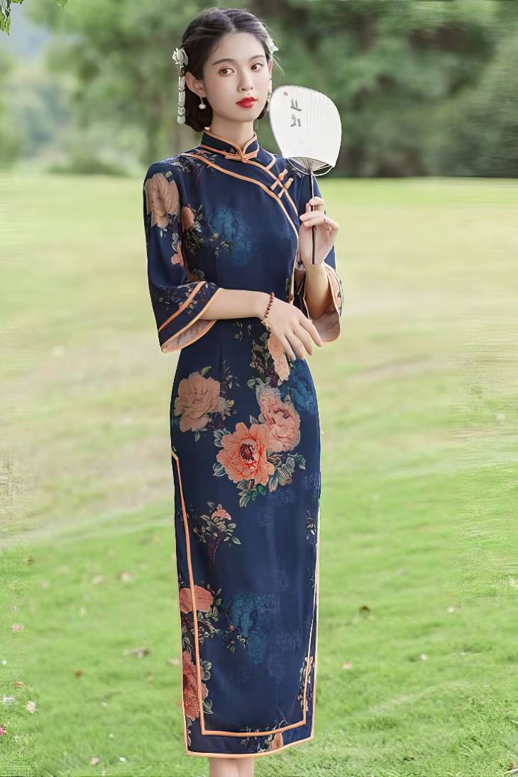 Qipao largo azul marino con motivos florales vintage en tonos naranjas y mangas tres cuartos con cuello mandarin