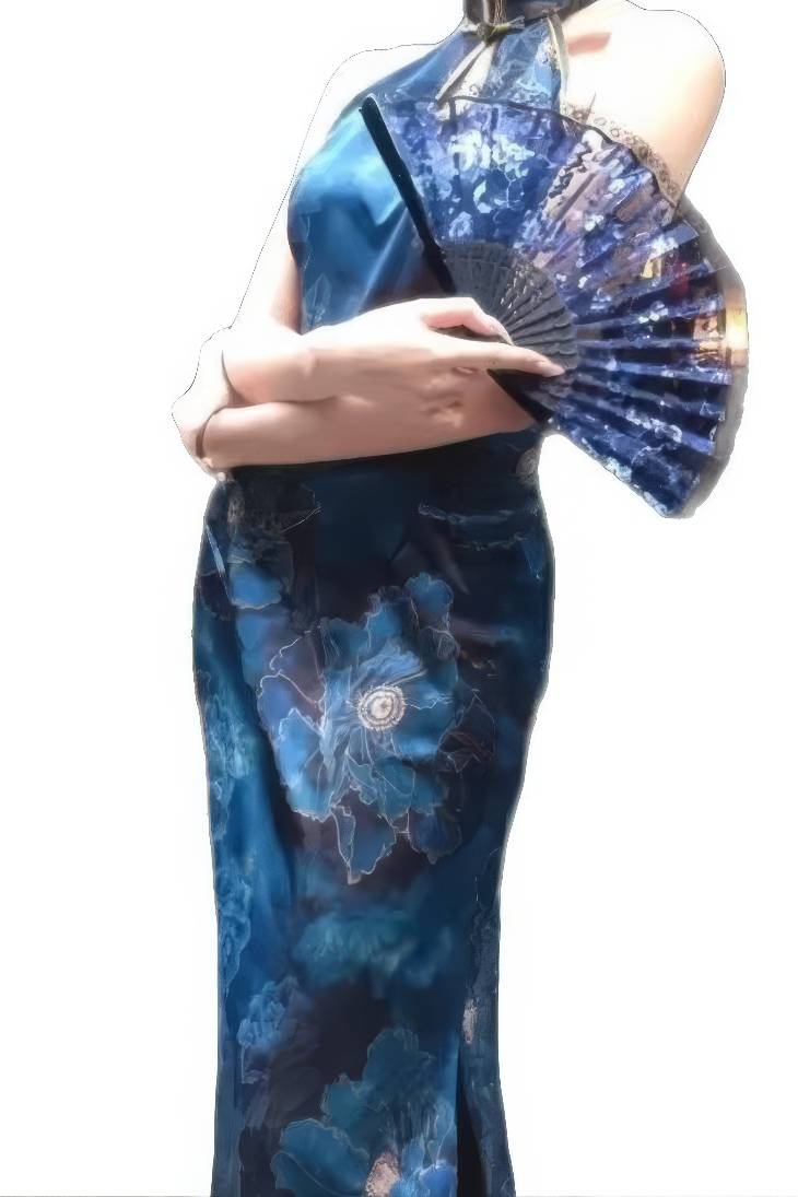 Qipao largo azul noche con motivos florales jacquard, cuello halter y sin mangas, detalle del abanico azul con diseño floral