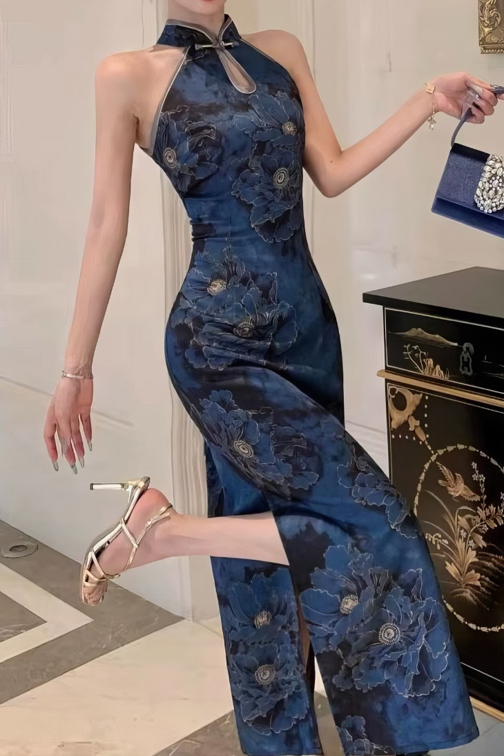 Qipao largo azul noche con motivos florales jacquard, cuello halter y sin mangas, vista lateral mostrando el ajuste ceñido y detalle del tejido