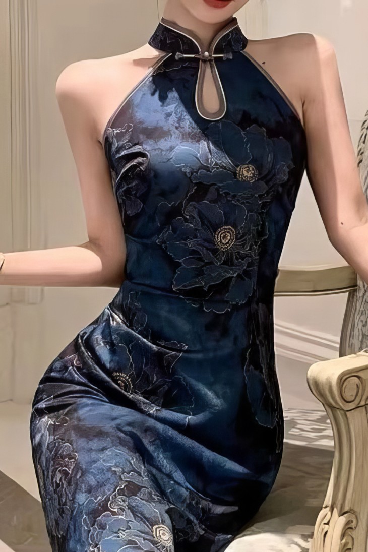 Qipao largo azul noche con motivos florales jacquard, cuello halter y sin mangas, detalle de abertura en el pecho