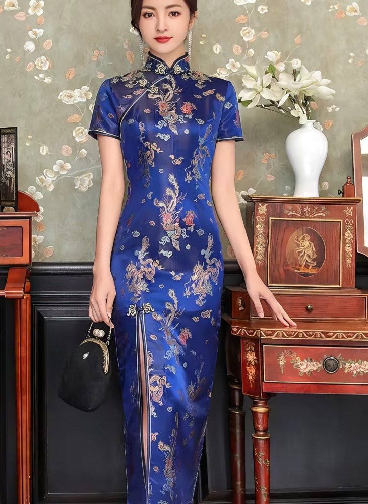Qipao Largo Azul Royal de Saten con Motivos de Dragon y Fenix Dorado Cuello Mandarin y Mangas Cortas