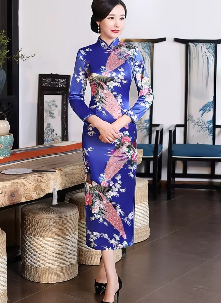 Qipao Largo Azul Royal de Saten con Motivos de Pavo Real y Flores Mangas Tres Cuartos y Cuello Mandarin