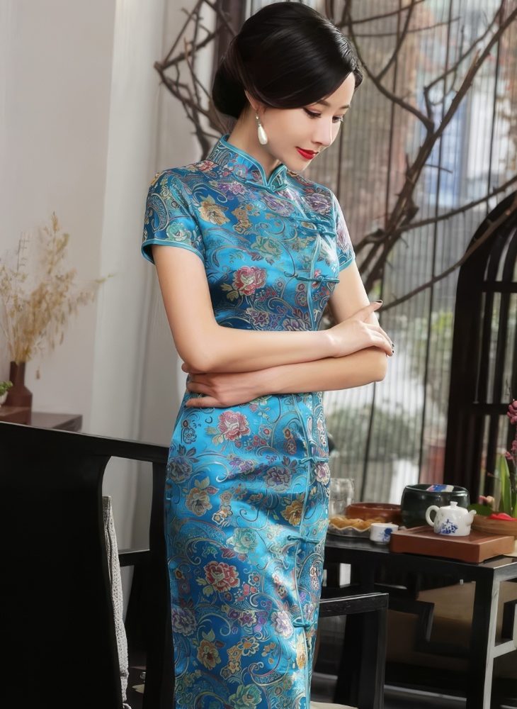 Qipao Largo Azul Turquesa de Saten con Motivos Florales y Cachemira Cuello Mandarin y Mangas Cortas