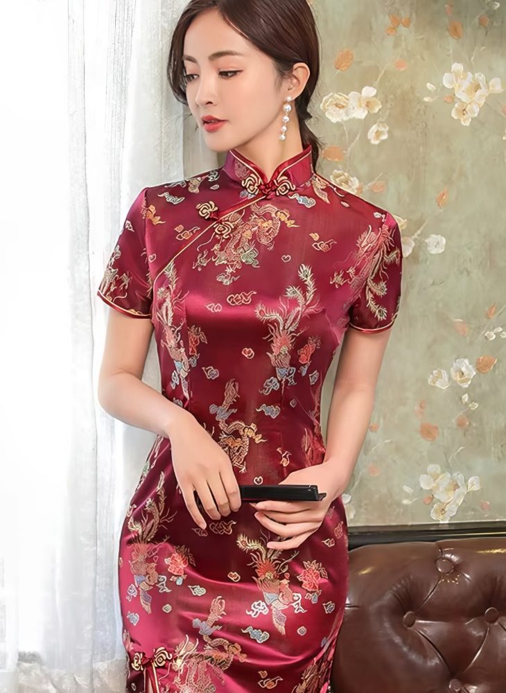 Qipao Largo Burdeos de Saten con Motivos de Dragon y Fenix Cuello Mandarin y Mangas Cortas