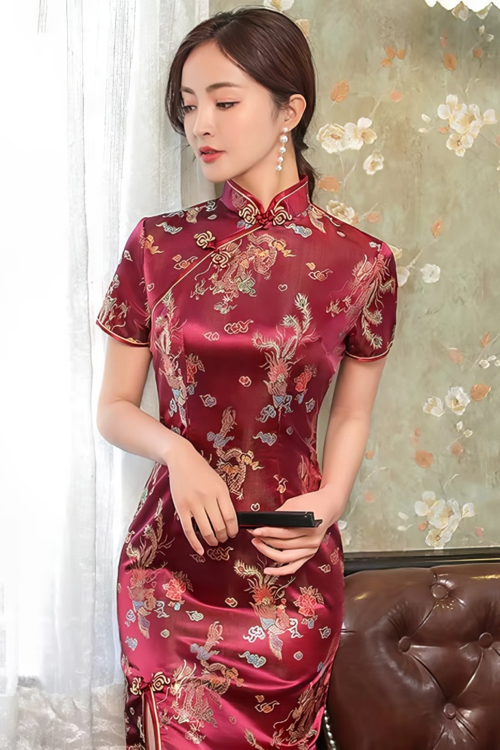 Qipao Largo Burdeos de Saten con Motivos de Dragon y Fenix Cuello Mandarin y Mangas Cortas