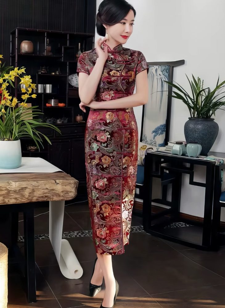 Qipao Largo Burdeos Oscuro de Saten con Motivos Florales y Cachemira Dorada Cuello Mandarin y Mangas Cortas