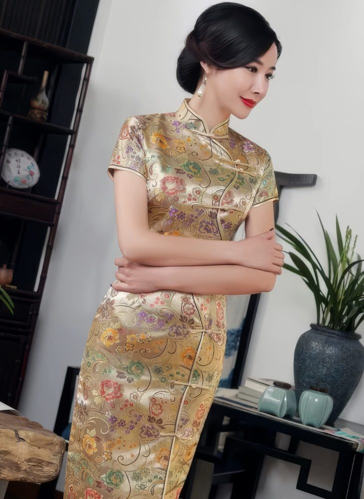 Qipao Largo Dorado de Saten con Motivos Florales y Cachemira Multicolor Cuello Mandarin y Mangas Cortas