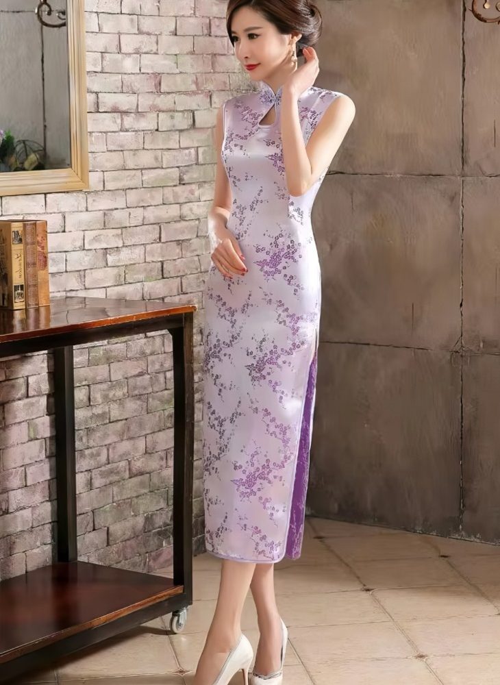 Qipao Largo Lila de Saten con Motivos Florales Delicados Sin Mangas y Cuello Mandarin