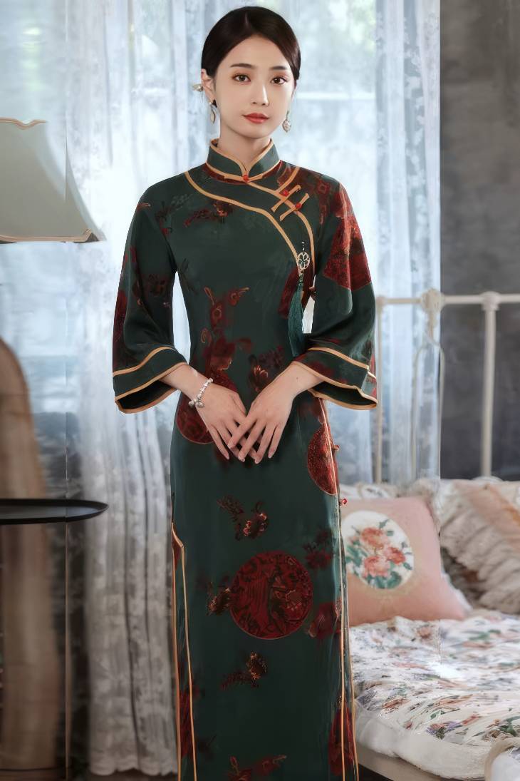 Qipao largo verde oscuro con motivos florales vintage rojos, mangas tres cuartos y cuello mandarin, detalle del bordado floral